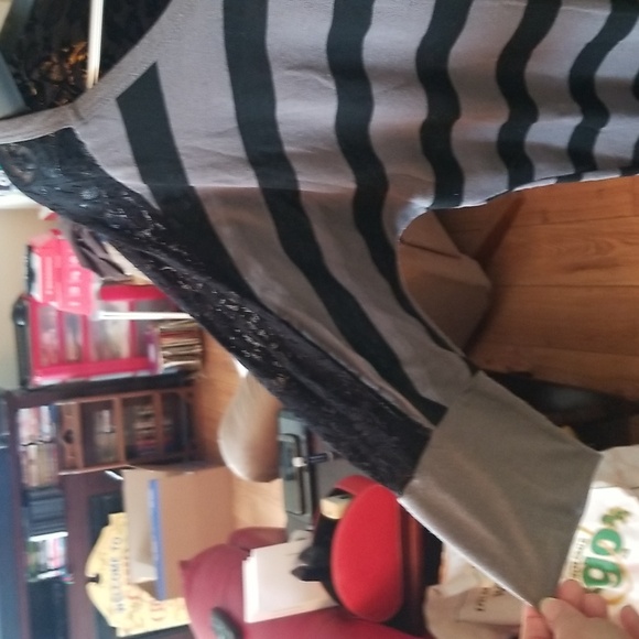 10/$10    Ardene Striped Batwing Tee XL - Picture 2 of 6